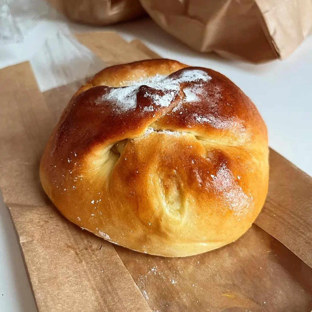 Plăcinte tradiționale cu brânză dulce și smântână.